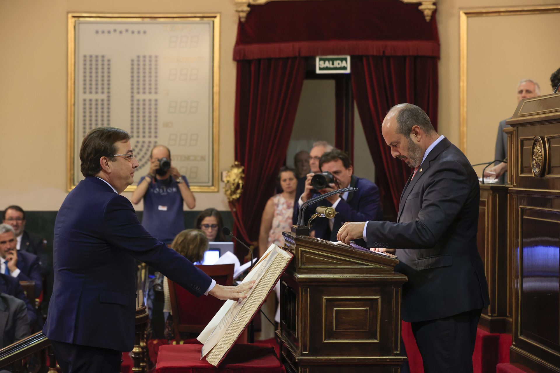 El vicepresidente segundo de la Mesa del Senado, Guillermo Fernández Vara, (PSOE) acata la Constitución durante la sesión constitutiva del Senado de la XV Legislatura salida de las urnas tras el 23J. EFE/Zipi