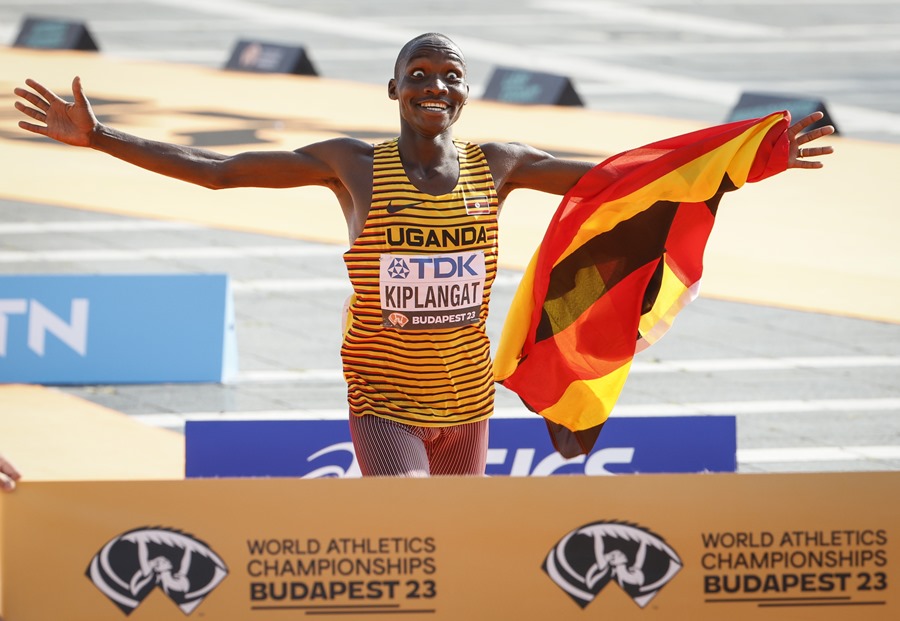 El atleta de Uganda Victor KIPLANGAT ha ganado durante la prueba de maratón