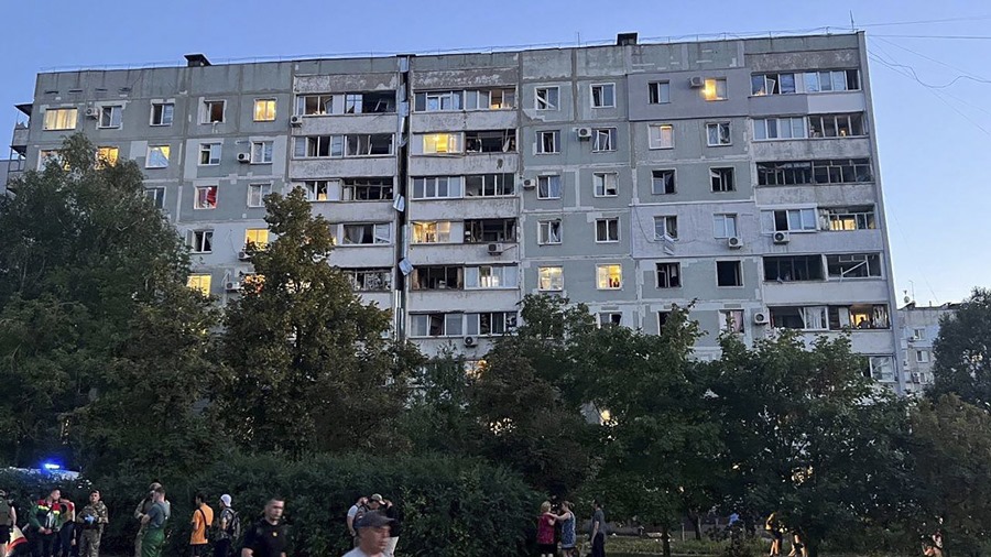 Imagen proporcionada por el Servicio Estatal de Emergencias de Ucrania muestra un edificio residencial dañado por un cohete en Zaporiyia