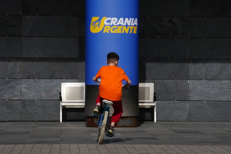 Un niño montado en bicicleta en el exterior del Centro de Recepción, Atención y Derivación (CREADE) de Pozuelo de Alarcón, en Madrid.