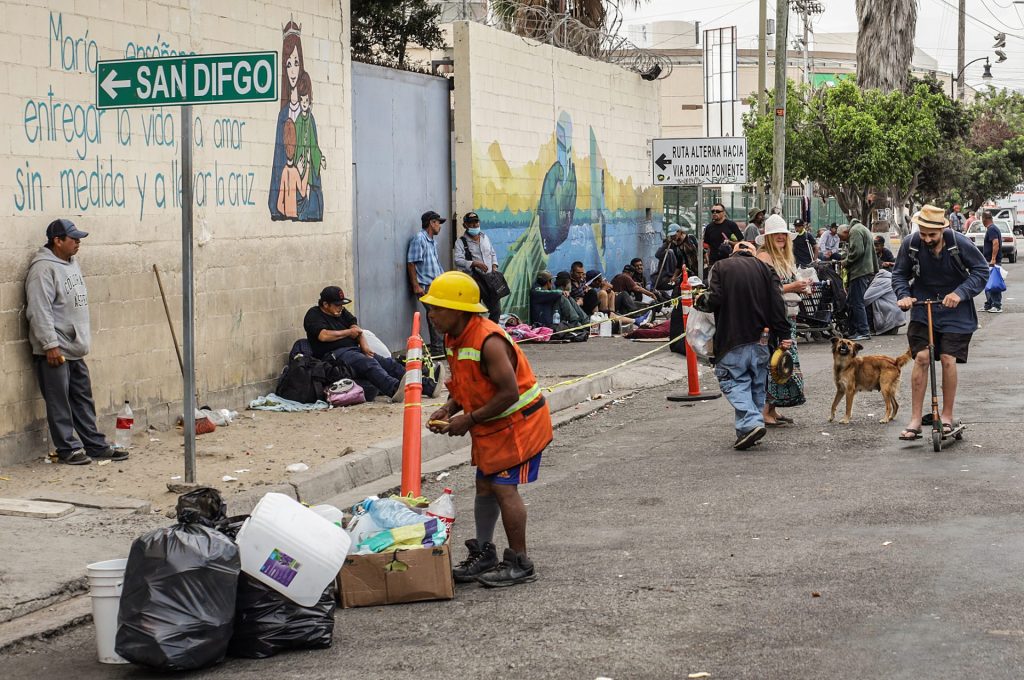 Migrantes y personas en situación de calle acuden por alimentos al Desayunador Salesiano Padre Chava, el 3 de agosto de 2023, en la fronteriza de Tijuana (México). EFE/Joebeth Terríquez
