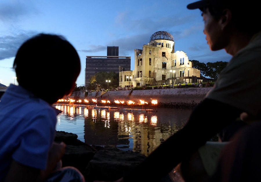 Hogueras encendidas bajo la cúpula de la bomba atómica en el 78 aniversario de la bomba de hiroshima