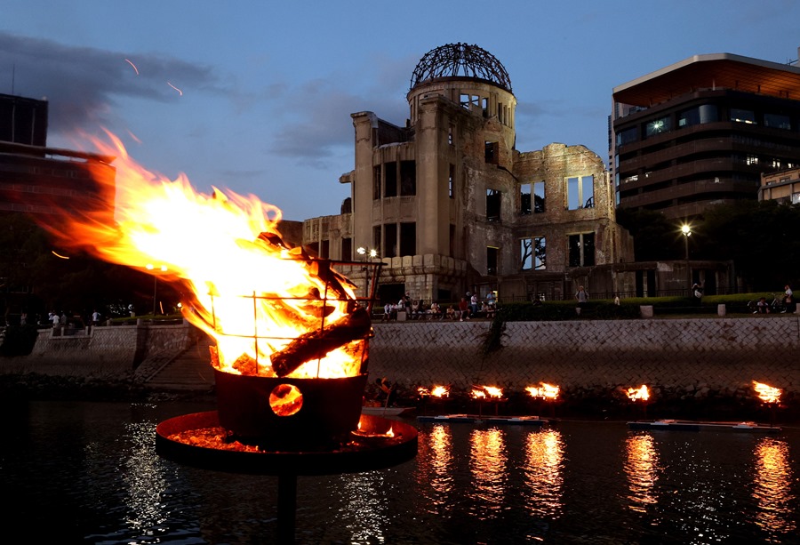 Una antorcha encendida en una zona emblemática de recuerdo a las víctimas de Hiroshima en el 78 aniversario de su bombardeo.