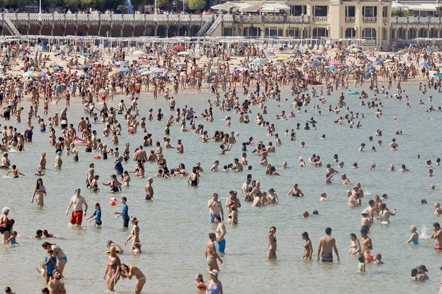La ola de calor abarrota la playa de La Concha de San Sebastián
