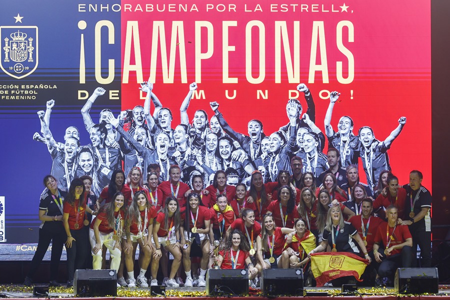 La selección española femenina de fútbol, nueva campeona del Mundo, durante la celebración con la afición en la explanada Puente del Rey, en Madrid Río