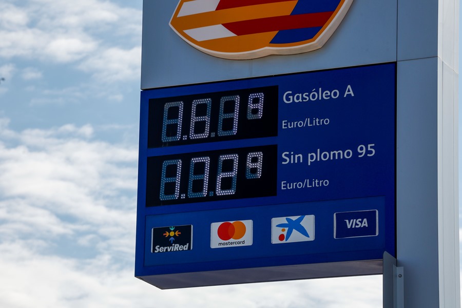 Vista de los precios del combustible en una gasolinera de Madrid este jueves