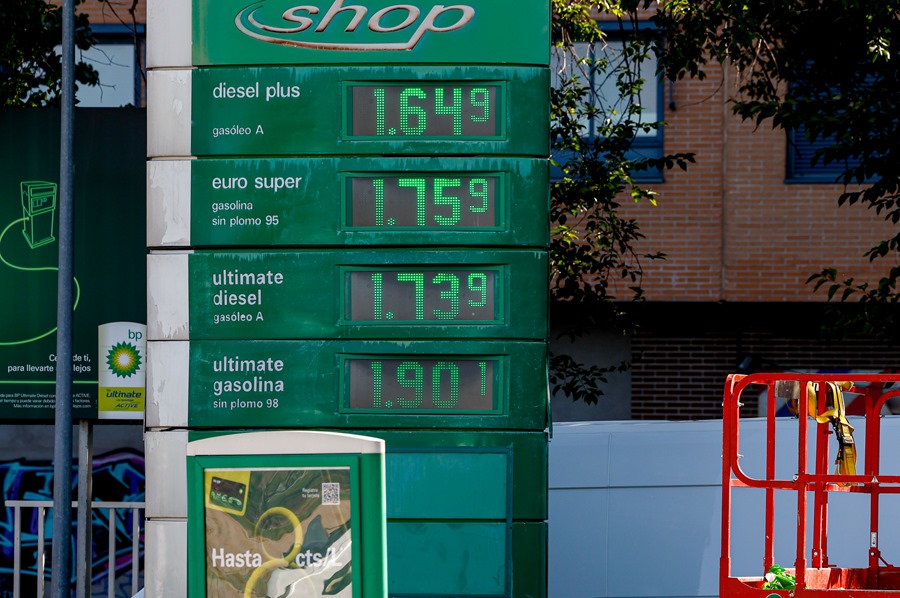 Vista de los precios del combustible en una gasolinera de Madrid este jueves.