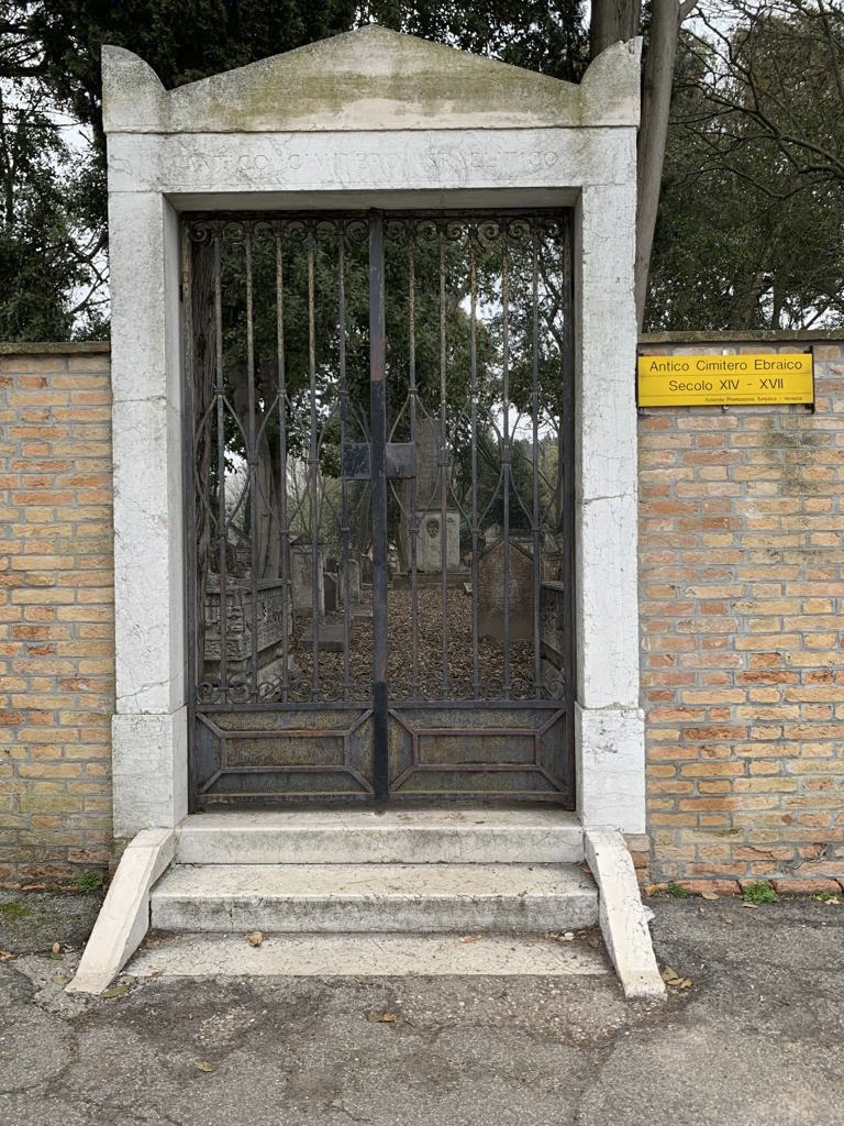  El antiguo cementerio hebreo del Lido, construido en el siglo XIV, en pleno apogeo político, económico y cultural de la poderosa República veneciana, ha decidido abrir sus puertas