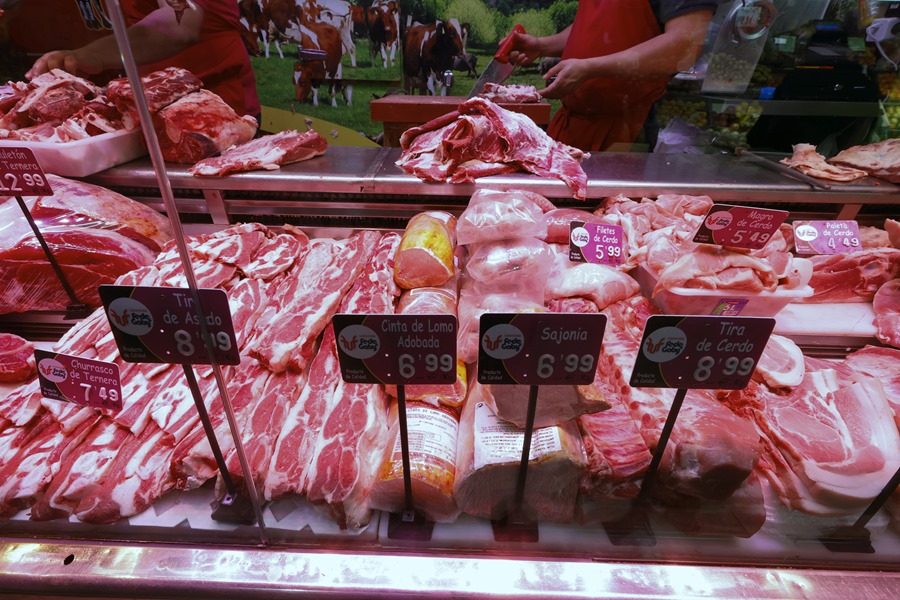 Vista de una carnicería en un mercado de Madrid.