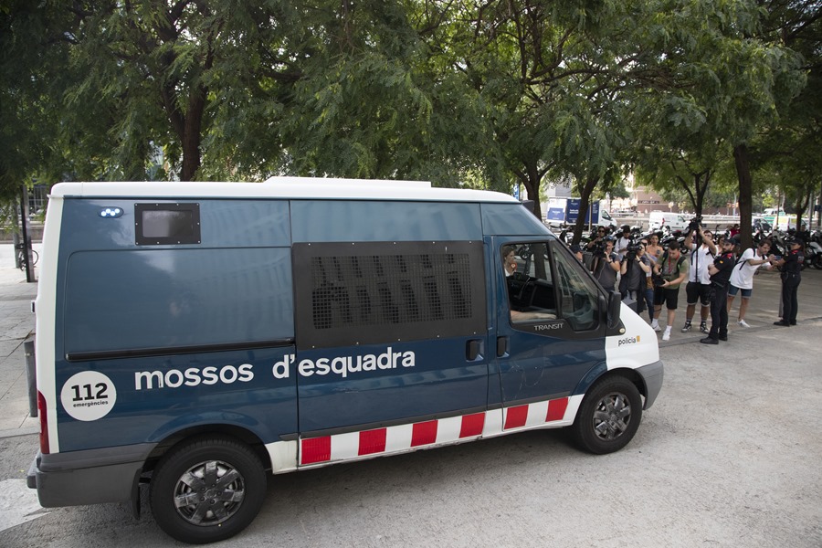 Un furgón de los Mossos d'esquadra llega a la Ciudad de la Justicia de Barcelona este miércoles.