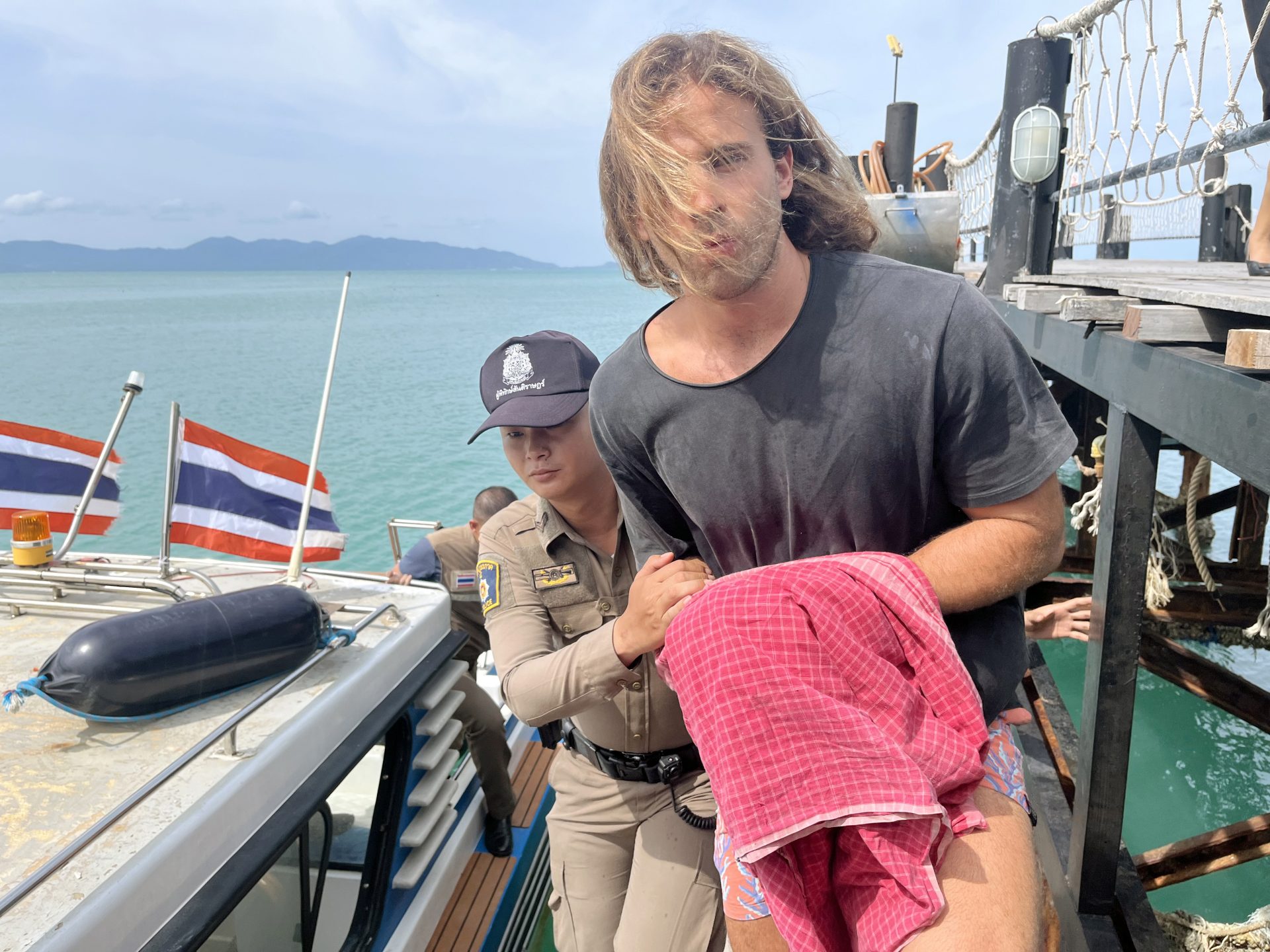 Un policía tailandés escolta a Daniel Sancho.