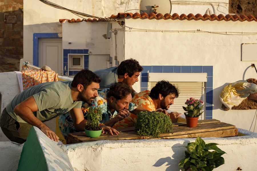 Fotograma de la película "De perdidos al río". Pablo Chiapella, Carlos Santos y Fran Perea son los protagonistas