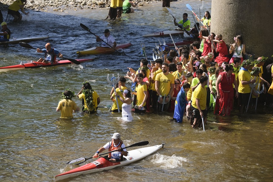 Participantes durante el Descenso Internacional del Sella, con su tradicional recorrido entre Arriondas y Ribadesella a lo largo de veinte kilómetros, que celebra su 85ª edición este sábado.