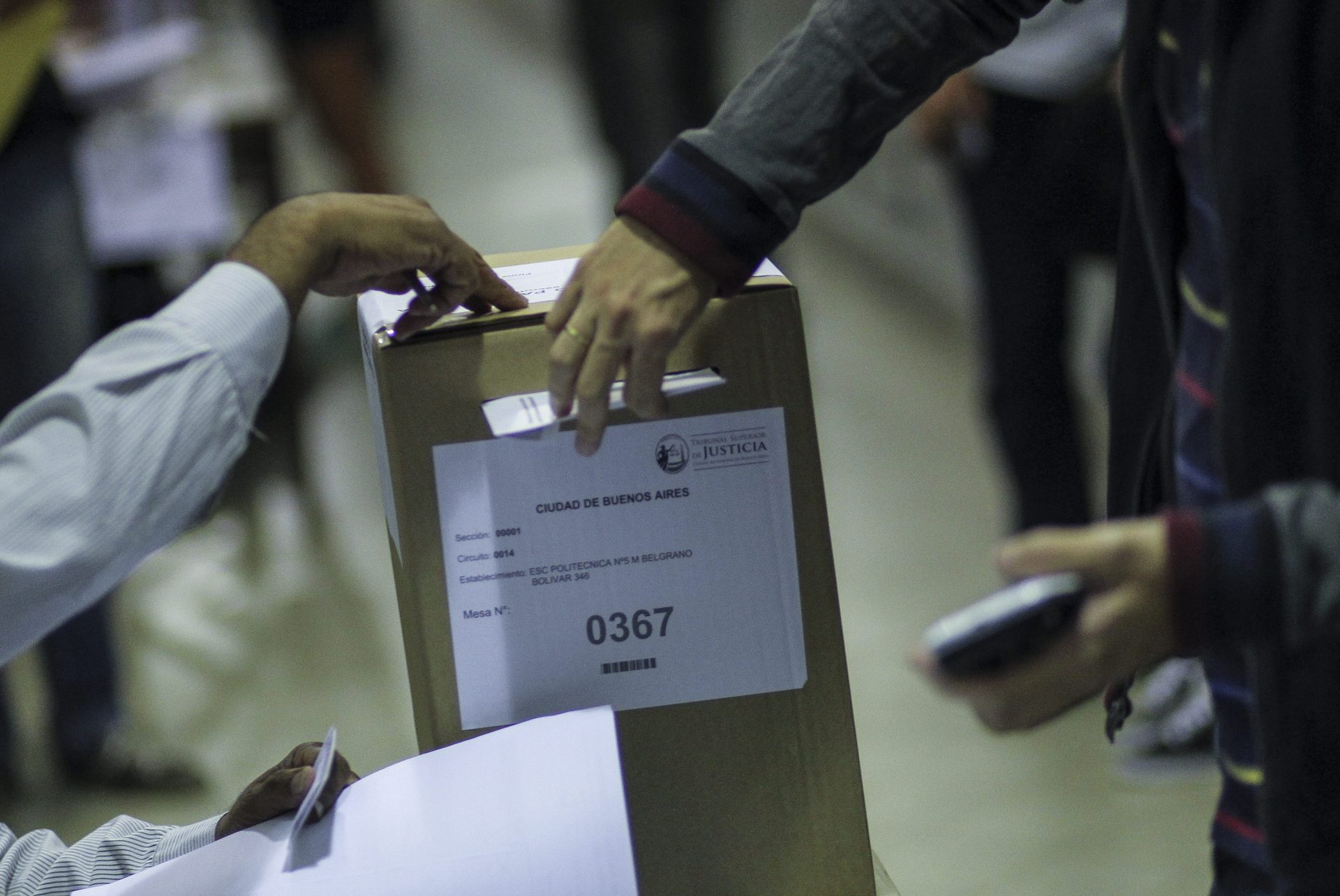 Personas participan en elecciones primarias abiertas y obligatorias (PASO) de Argentina en un centro electoral de Buenos Aires, en una fotografía de archivo. EFE/David Fernández