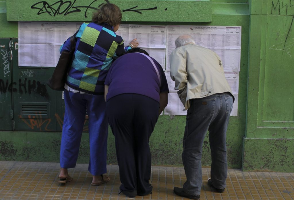 Personas participan en elecciones primarias abiertas y obligatorias (PASO) de Argentina en un centro electoral de Buenos Aires, en una fotografía de archivo. EFE/David Fernández