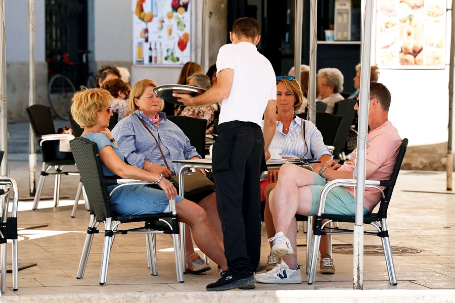 Varios turistas son atendidos por un camarero en Valencia