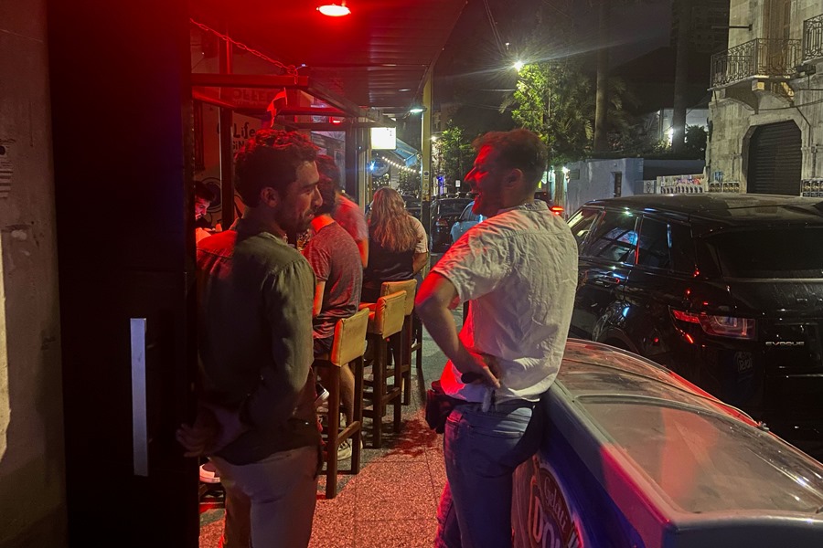 Jóvenes conversan en la terraza de un bar del barrio de Gemmayze, destacado punto de ocio nocturno en Beirut