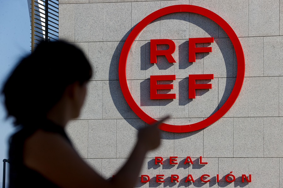 Detalle del logotipo que preside la fachada de la Real Federación Española de Fútbol