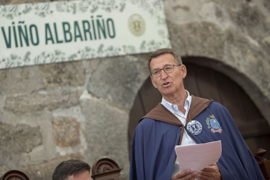 El presidente del PP, Alberto Núñez Feijóo preside el capítulo serenísimo durante la LXXI Festa do Albariño celebrado en Cambados, Pontevedra, este domingo.