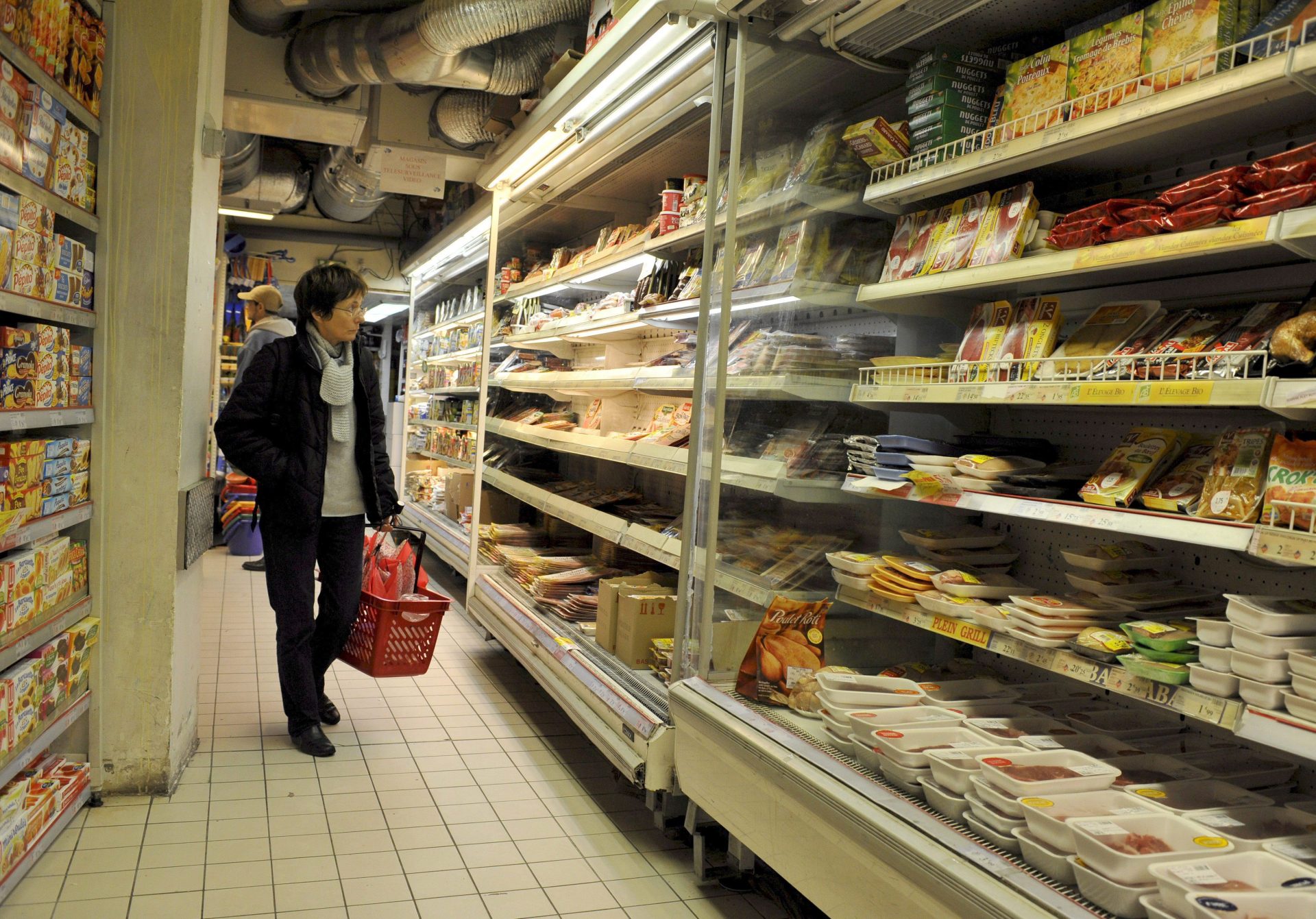 Una persona observa las estanterías de un supermercado en París.