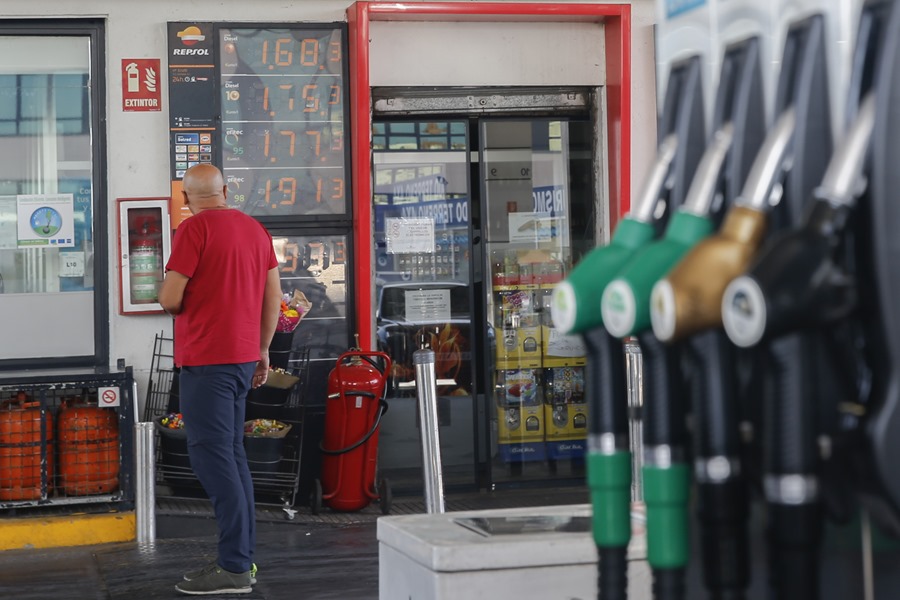 El gasóleo se ha encarecido casi un 12 % en los meses de verano y la gasolina más de un 7 %