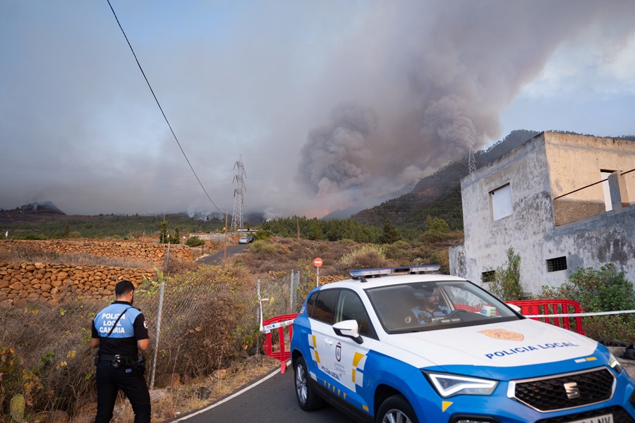 El incendio forestal de Tenerife tiene mucha fuerza y la orografía dificulta su extinción