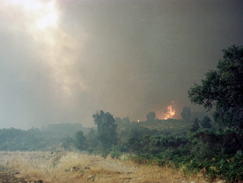 Imagen de archivo del incendio forestal que sufrió en 2003 la zona de Valencia de Alcántara (Cáceres). que obligó también a desalojos por la cercanía de las llamas. EFE