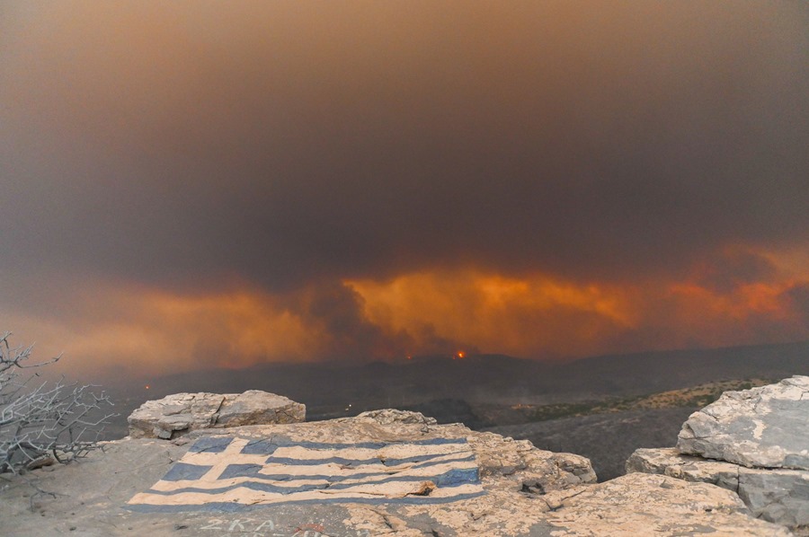 Sigue el alto riesgo de incendios en Grecia en la ola de fuegos más devastadora en 15 años con 28 muertos
