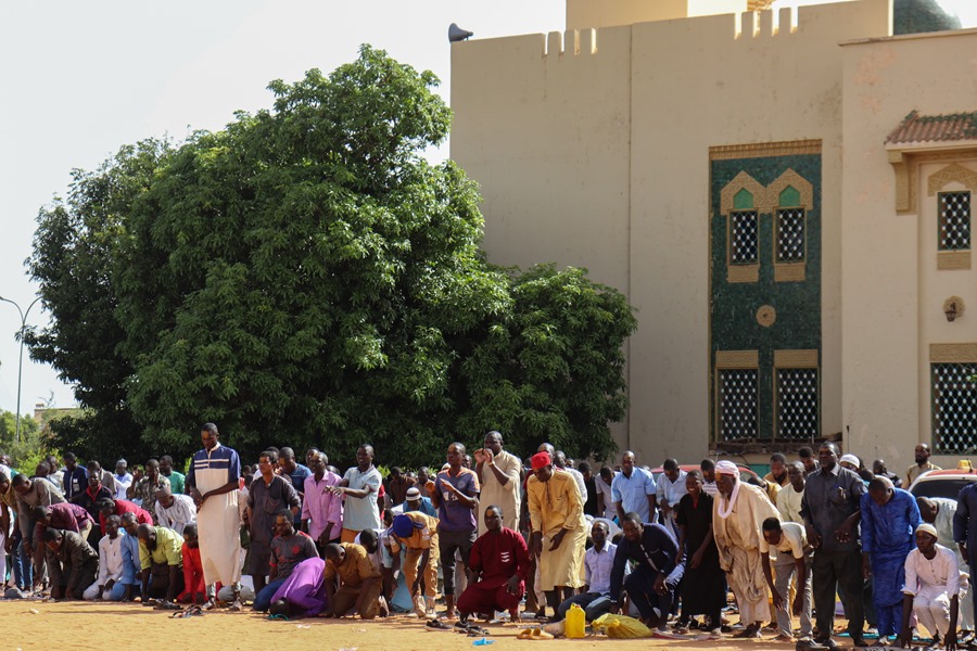 Los partidarios de la junta oran por la paz y por los soldados de Níger durante una sesión especial de oración en la Mezquita de Niamey, Níger
