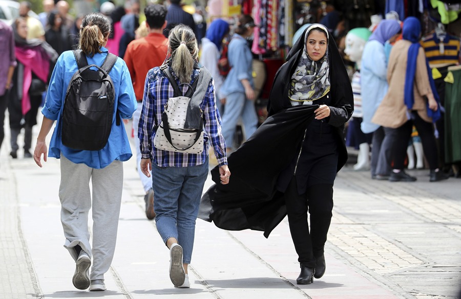 El Parlamento de Irán da un paso más hacia la aprobación de la nueva ley del velo