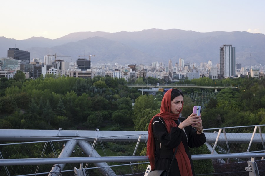  Una joven se hace un selfi en el popular puente Tabiat de Teherán (Irán). 