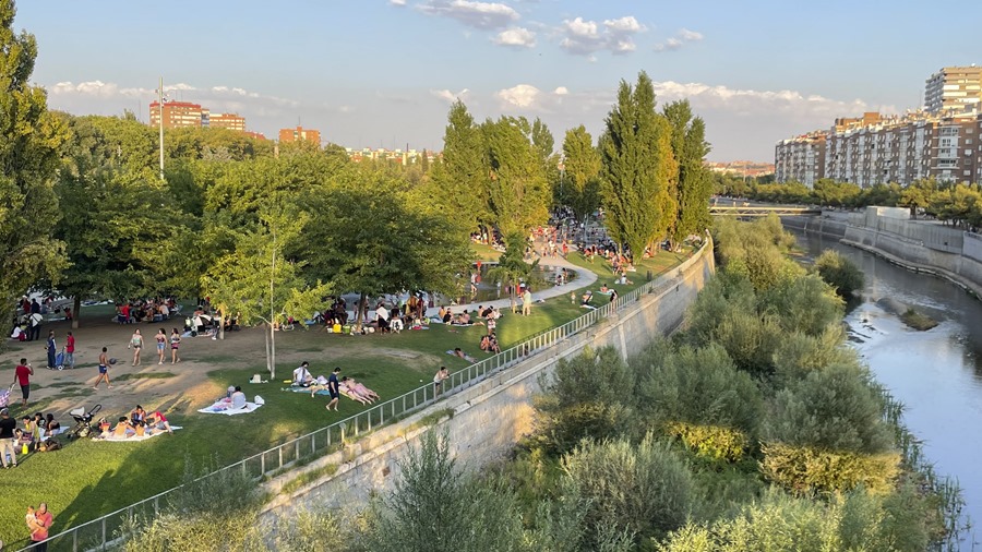 Decenas de personas se refrescan en las fuentes de Madrid Río