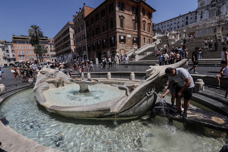 Turistas se refrescan en Roma. 