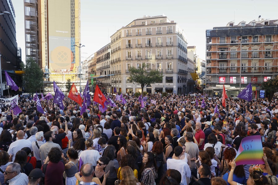 Cientos de personas participan en una concentración en apoyo a las jugadoras de la Selección española de fútbol y en concreto de Jenni Hermoso en Madrid, este lunes.