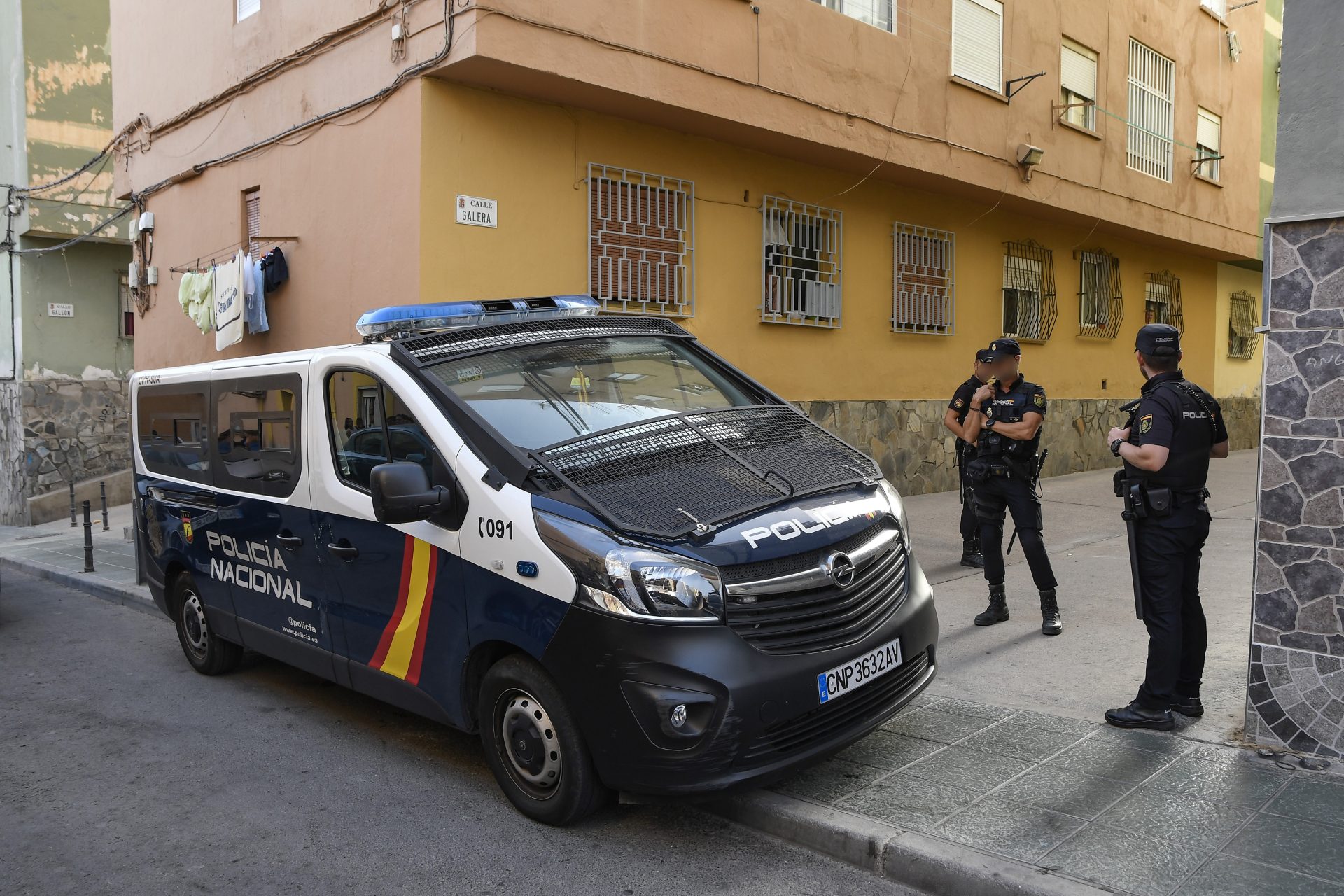 La Policía Nacional realiza un cordón policial frente a la vivienda de la joven en Almería.