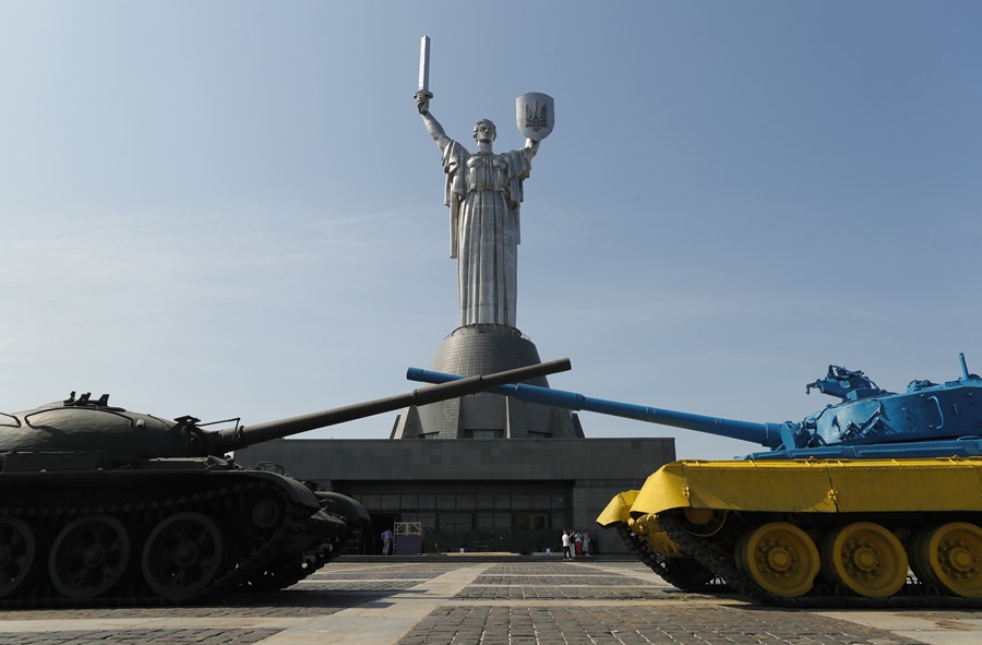 El Monumento a la Patria con Tridente en el escudo en el museo de la Segunda Guerra Mundial en Kiev