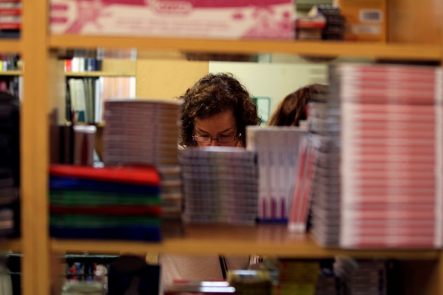 Una mujer observa el material escolar en la 'Librería Gaztambide' (Madrid)