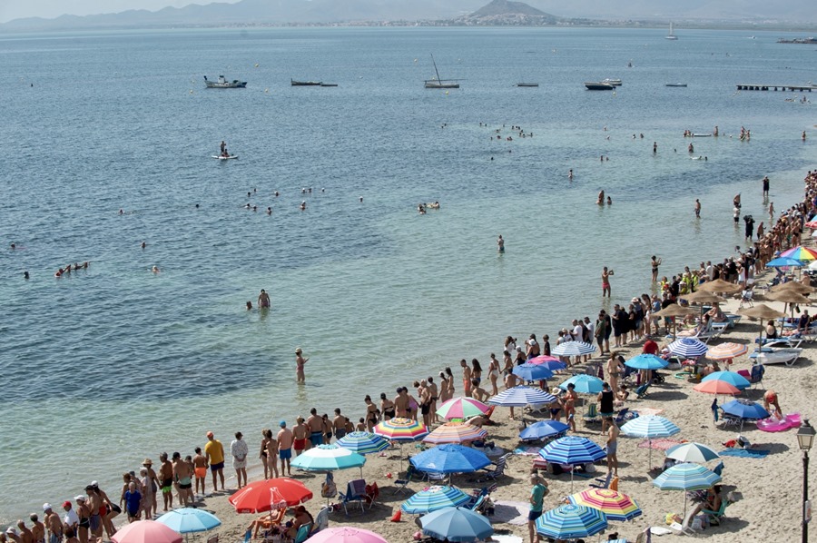 Vecinos de las localidades costeras y turistas, se unen por tercer año en una cadena humana alrededor del Mar Menor (Murcia), para pedir su recuperación.