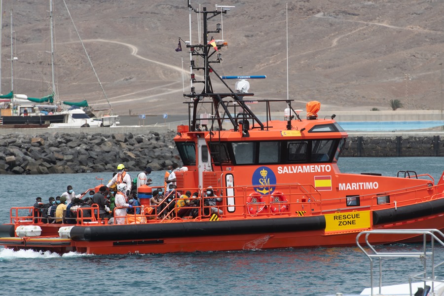 Salvamento Marítimo rescatando el miércoles pasado a decenas de migrantes cerca de las Canarias.