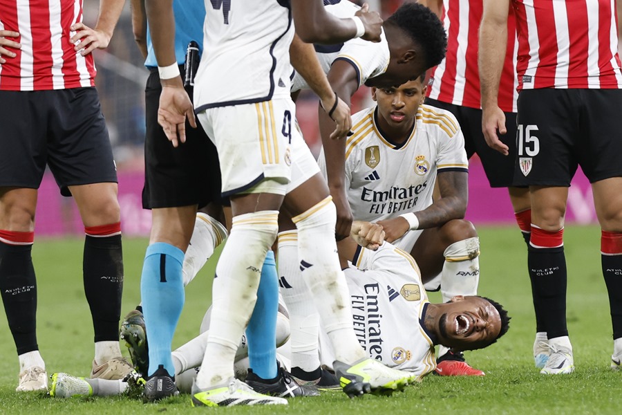 El defensa del Real Madrid Éder Militão se lamenta en el suelo, durante el partido de Liga en Primera División ante el Athletic que disputan este sábado en el estadio de San Mamés, en Bilbao.