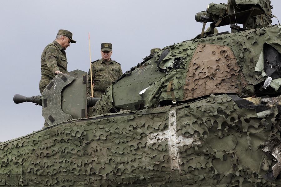 Ministro de Defensa de Rusia, Sergei Shoigu (i) durante las visita a las tropas.