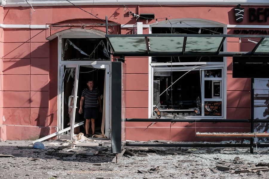 Una cafetería en ruinas en el lugar del impacto de un misil en el Teatro Dramático del centro de Chernihiv, Ucrania
