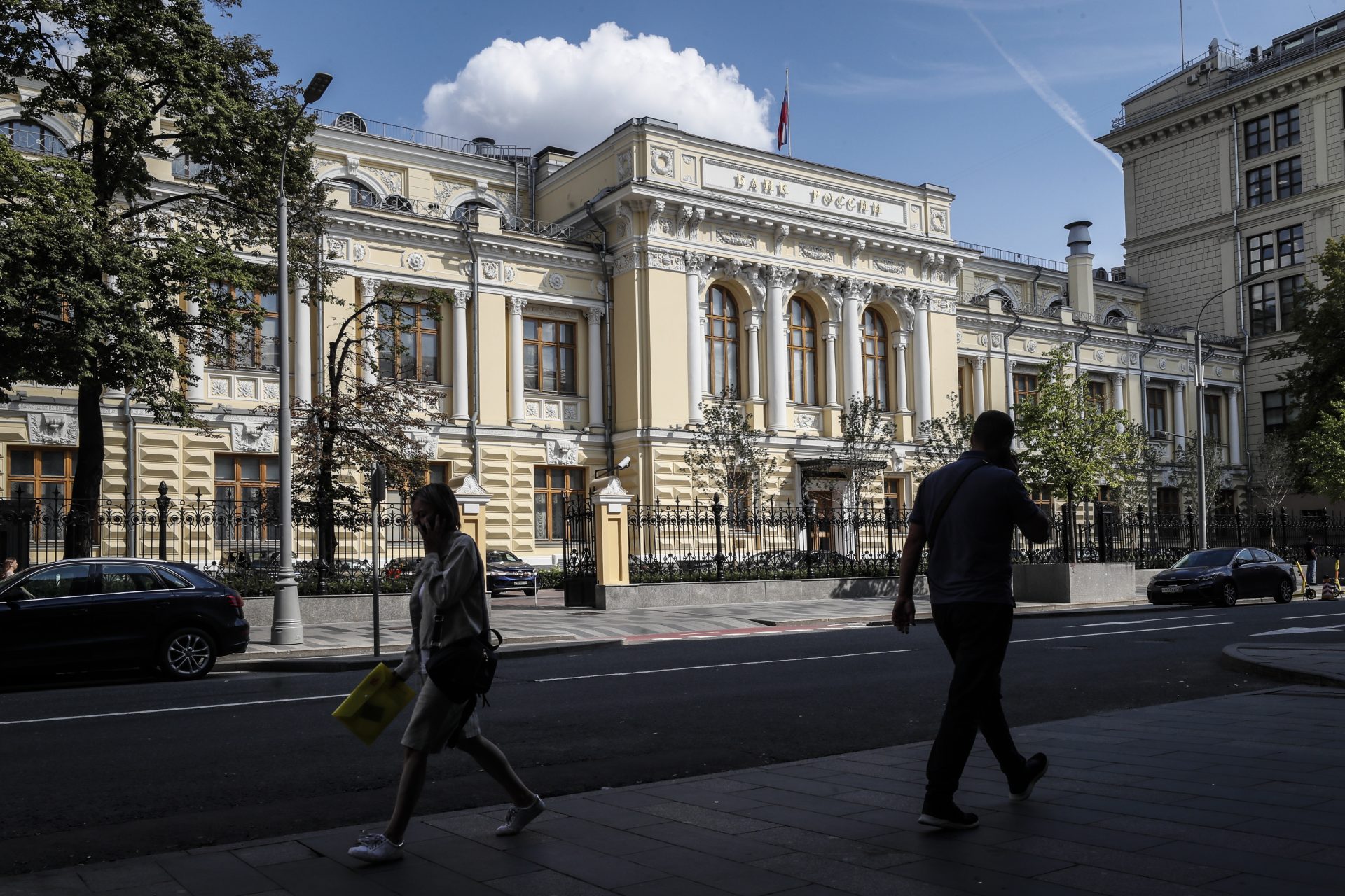 Un grupo de personas pasa por delante de la sede del Banco de Rusia.