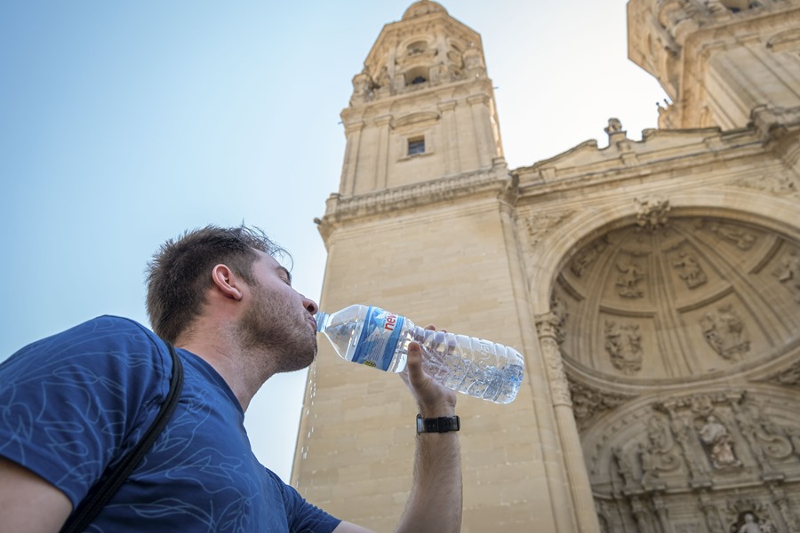 Un hombre bebe agua para poder sobrellevar las altas temperaturas 