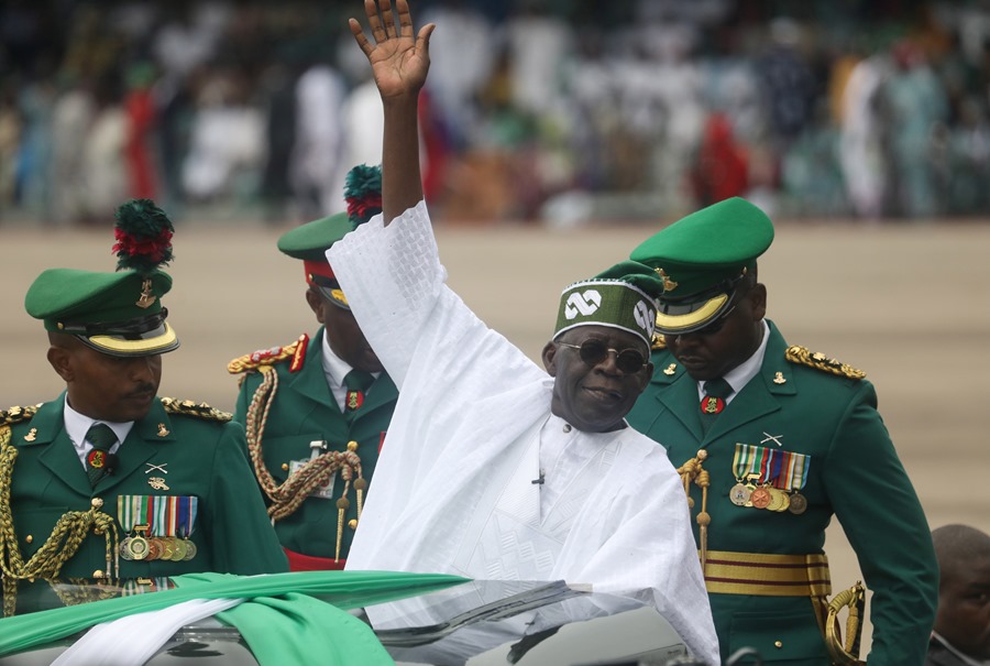 El presidente de Nigeria, Asiwaju Bola Ahmed Tinubu, (c)