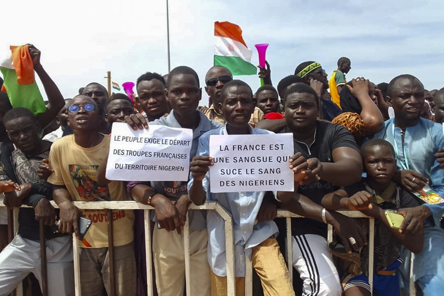 Cientos de manifestantes nigerinos quemaron este domingo la bandera de Francia