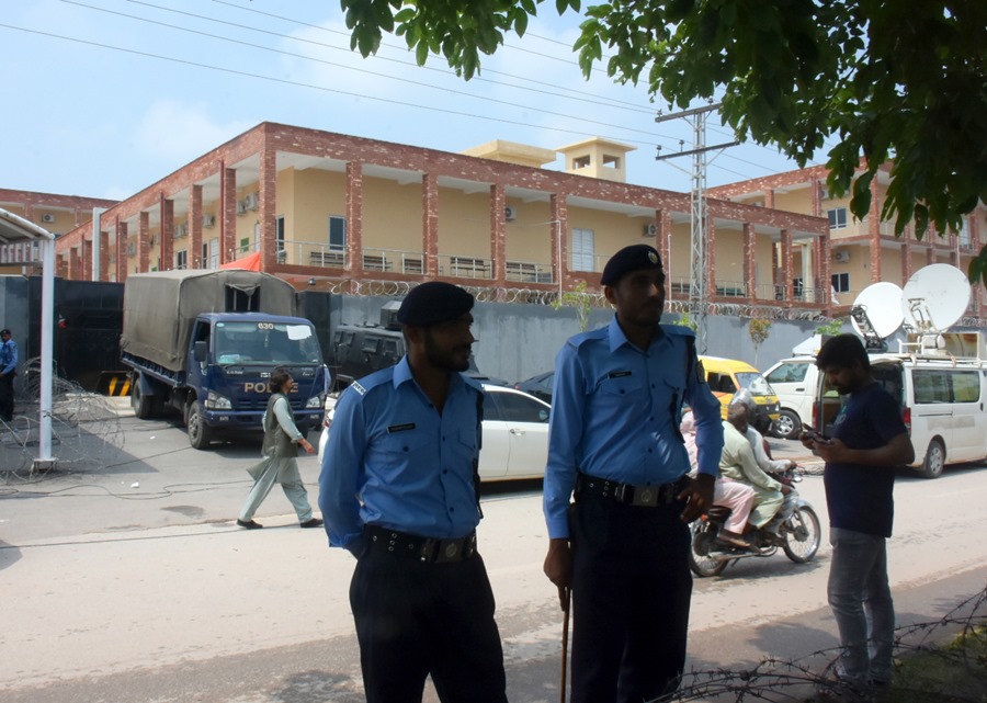 La policía monta guardia fuera del complejo judicial donde un tribunal condenó a Imran Khan, ex primer ministro de Pakistan.