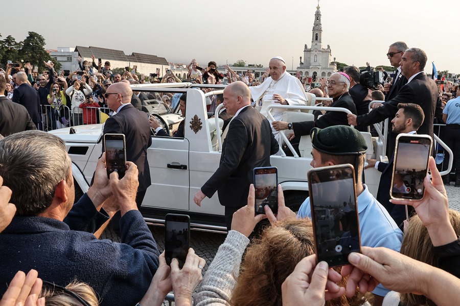 El papa Francisco a su llegada al santuario de Fátima.