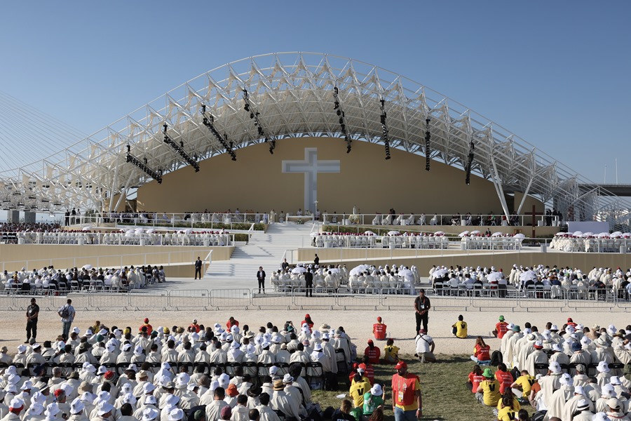 El papa Francisco oficia una misa de despedida en Lisboa.