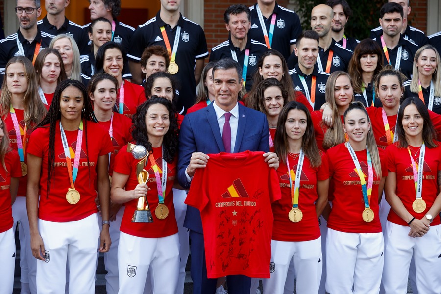 El presidente del Gobierno en funciones, Pedro Sánchez, recibe a la selección femenina de fútbol